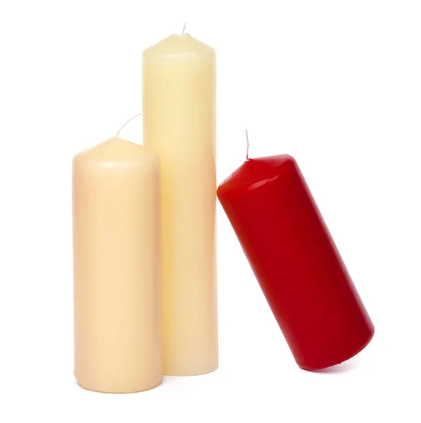Farbige Kerzen unterschiedlicher Größe auf weißem Hintergrund — Stockfoto