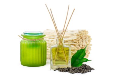 Odadaki cam şişe yeşil kimyasal kokuyor.