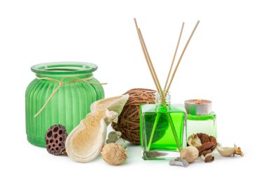 Odadaki cam şişe yeşil kimyasal kokuyor.