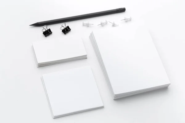 Marca comercial de papelería en blanco aislada sobre fondo blanco — Foto de Stock