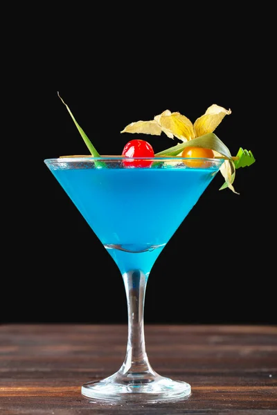 Glas köstlicher alkoholischer Cocktail auf dunklem Hintergrund — Stockfoto