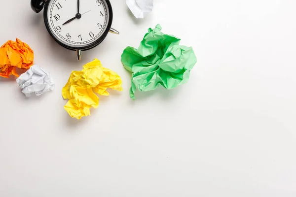 Réveil avec billes de papier froissées.Concept d'idée de timing et de pensée. — Photo