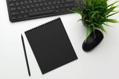 Bilgisayar klavyesi olan bir ofis çalışanının en üst görünüm çalışma alanı