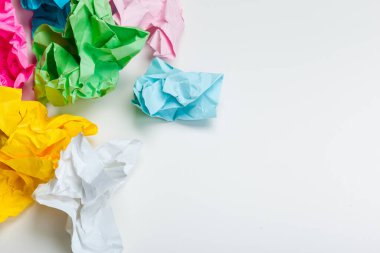 Ofis kavramında beyaz masa üzerine buruşmuş kağıt beyin fırtınası.