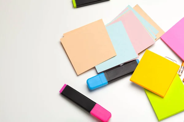 Липкие ноты с маркерами, цветные ручки, скрепки на столе — стоковое фото