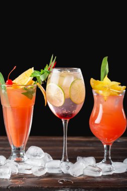 Barda çok renkli kokteyller. Yakın çekim.