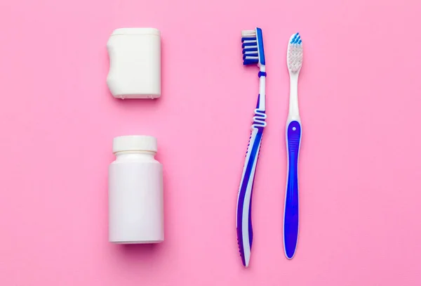 Composição plana com escovas de dentes manuais no fundo de cor, close-up — Fotografia de Stock