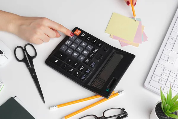 Zakelijke vrouw werkt met financiële gegevens hand met behulp van rekenmachine — Stockfoto