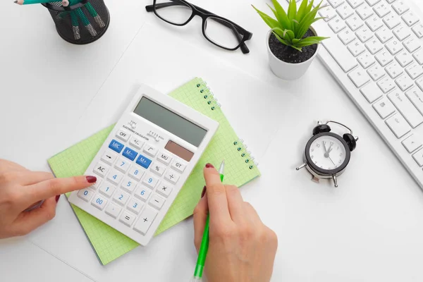 Zakelijke vrouw werkt met financiële gegevens hand met behulp van rekenmachine — Stockfoto