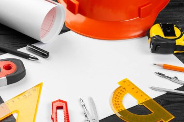 Turuncu başlığı kapat ve ahşap arkaplan üzerinde fotokopi alanı olan çeşitli tamir araçlarını kapat