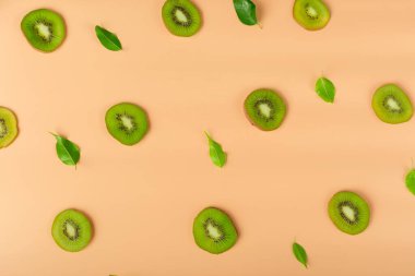 Kiwi meyveli yaratıcı fotoğraftan yapılmış yaratıcı bir düzen.