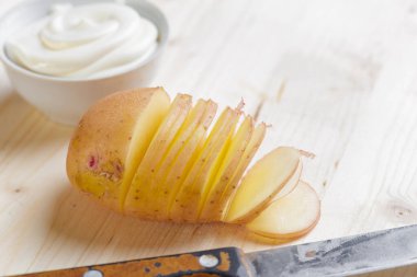 Ahşap arka planda taze patates yaratıcı fotoğraf.