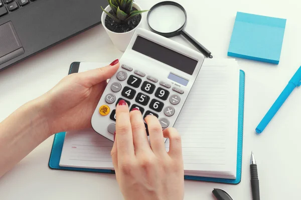 Zakelijke vrouw werkt met financiële gegevens hand met behulp van rekenmachine — Stockfoto