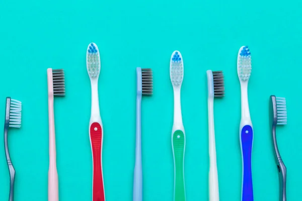 Flat lay composition with manual toothbrushes on color background, close up — Stock Photo, Image