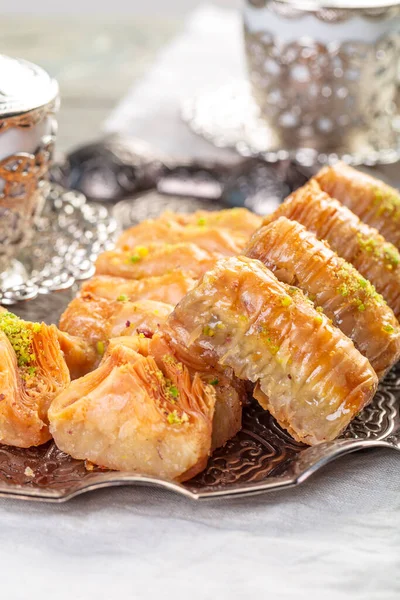 Hintergrund sind verschiedene traditionelle östliche Desserts. Verschiedene arabische Süßigkeiten — Stockfoto