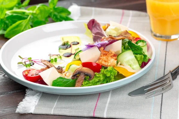 Meißelbrust und Pilzsalat mit Gemüse — Stockfoto