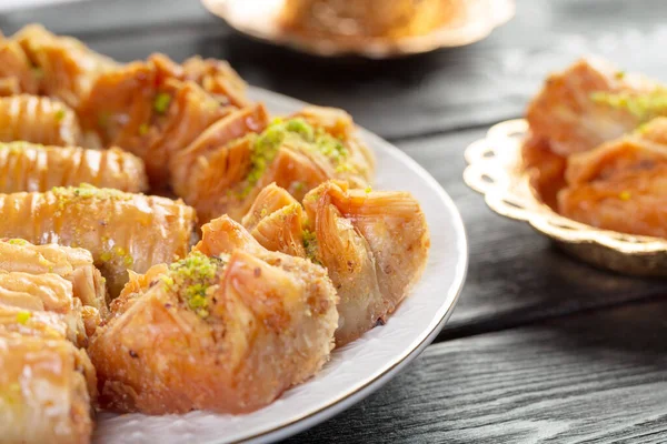 Dessert traditionnel baklava, bien connu au Moyen-Orient et délicieux — Photo