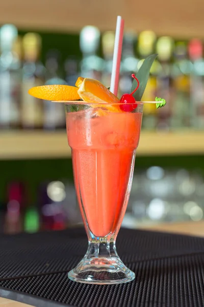 Bicchiere di cocktail decorato con frutta al bancone del bar sfondo . — Foto Stock