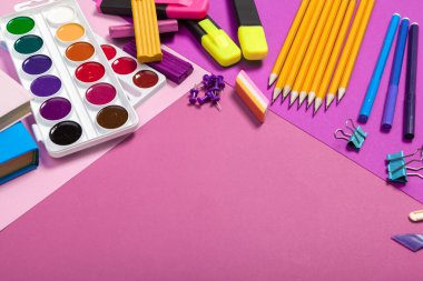 Soyut renkli arkaplan dokusunda okul malzemeleri