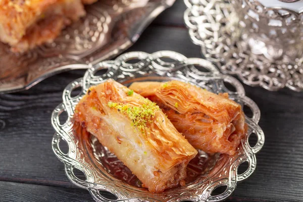 Турецький арабічний десерт з медом і горіхами на срібній тарілці. — стокове фото