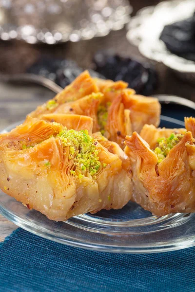 Oriental sweets, baklava, sherbet on a blue background — Stock Photo, Image