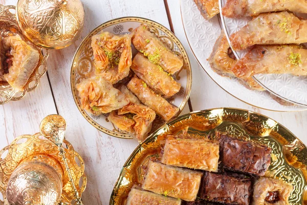 Dessert traditionnel baklava, bien connu au Moyen-Orient et délicieux — Photo