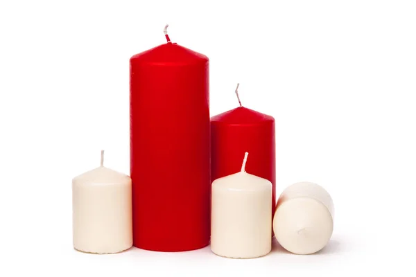 Velas de xmas coloridas vermelhas e brancas isoladas no fundo branco — Fotografia de Stock