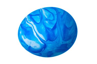 Beyaz yaratıcı fotoğrafta izole edilmiş renkli Paskalya Yumurtası.