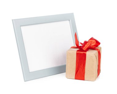 Beyaz arkaplanda izole edilmiş kurdele yaylı hediye kutusu