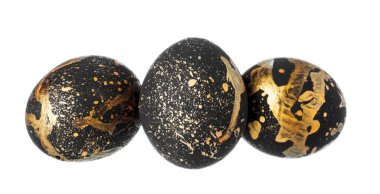 Beyaz yaratıcı fotoğrafta izole edilmiş renkli Paskalya Yumurtası.