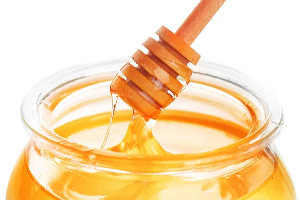 Frasco de vidro com mel doce isolado no fundo branco — Fotografia de Stock