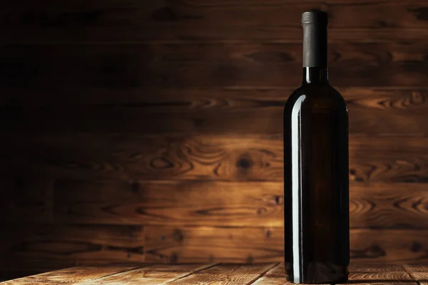 Botella de vino sobre fondo de madera foto creativa . —  Fotos de Stock