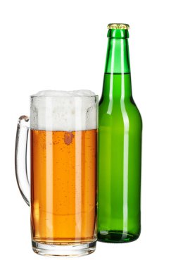 Beyaz arka plan yaratıcı fotoğrafında bira şişesi ve bira bardağı..