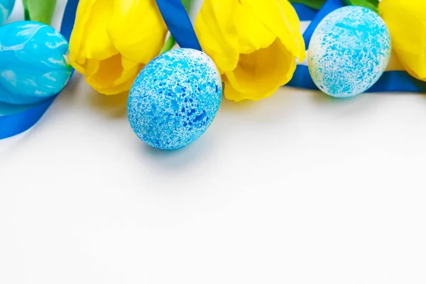 白い背景にチューリップの花とイースターの卵 — ストック写真