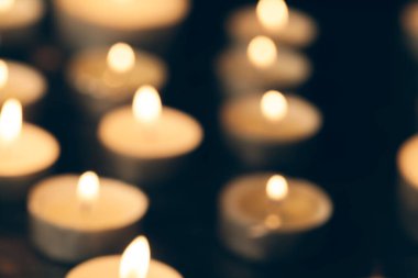 Siyah arka planda yanan mumlar. Anma konsepti.