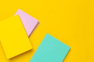 Sarı arkaplan yaratıcı fotoğrafı üzerine kitaplar.