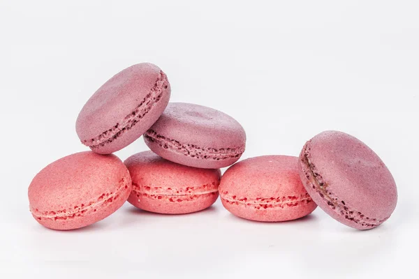 Deliziosi quattro macaron rosa o macaron isolati su sfondo bianco — Foto Stock