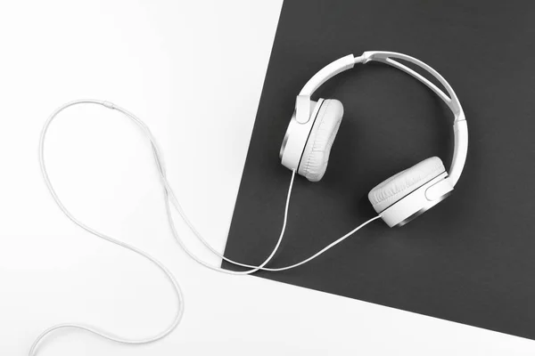 Composição em preto e branco com fones de ouvido elegantes, flat lay — Fotografia de Stock