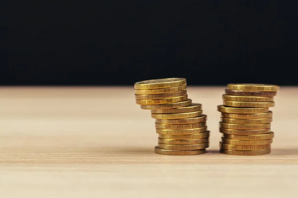 Pilas de monedas en la mesa de trabajo foto creativa . —  Fotos de Stock