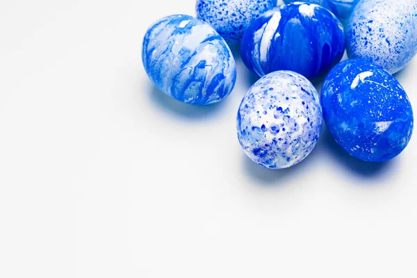 Uova di Pasqua blu isolate su bianco. foto creativa . — Foto Stock