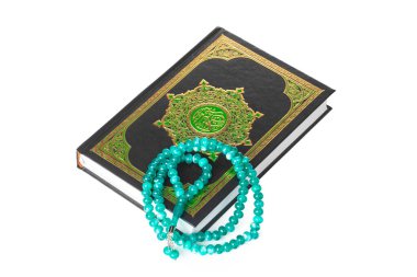 İslami Kitap Kutsal Kur 'an ve arkaplanda boncuklar