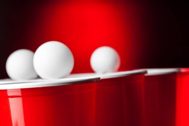 Oyun kupaları masada bira pong