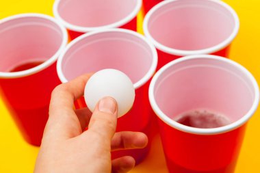 Oyun kupaları masada bira pong