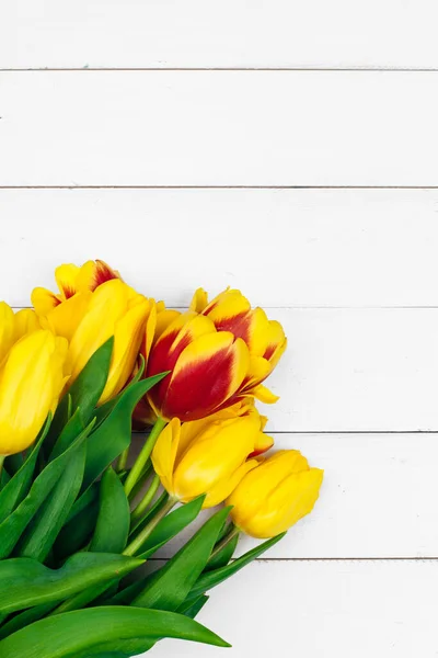 Los tulipanes de primavera florecen sobre fondo de madera. foto creativa . — Foto de Stock