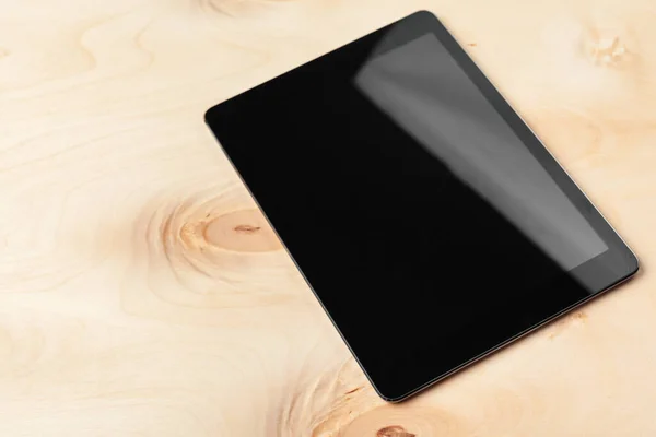 Digitales Tablet auf Holztisch kreatives Foto. — Stockfoto