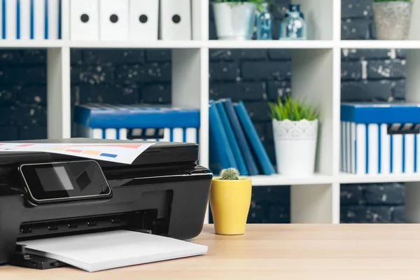Máquina de impresión multifunción lista para imprimir, copiar, escanear en la oficina —  Fotos de Stock