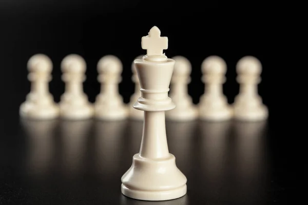 Концепция шахматного бизнеса, лидер и успех. креативные фото . — стоковое фото