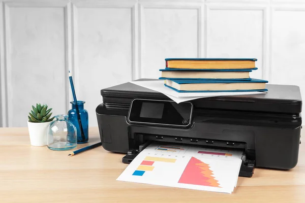 Máquina de impressora multifunções pronta para impressão, cópia, digitalização no escritório — Fotografia de Stock