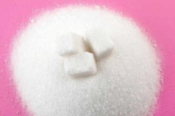 Açúcar branco em um fundo rosa vista superior — Fotografia de Stock