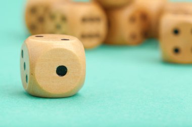 Mavi arka planda kumar oynuyorum. Oyun konsepti.